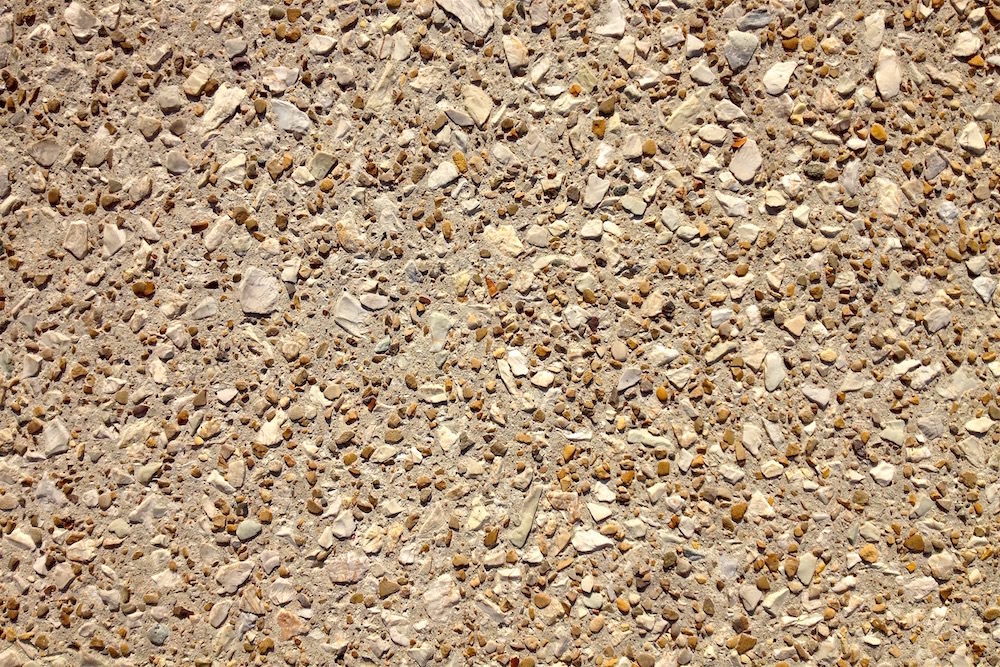 Dettaglio ravvicinato di pavimentazione sasso lavato con ghiaia a vista