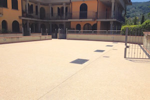 Resede di villette con pavimento ghiaia a vista