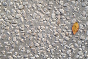 Pavimento con ghiaia ciottolo bianca