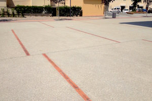 Piazza pubblica con pavimentazione in calcestruzzo architettonico